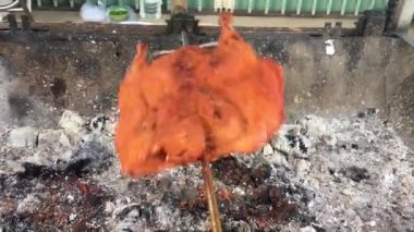 Kızarmış ördek dönüşümlü, açık havada fırında kızartılmış.