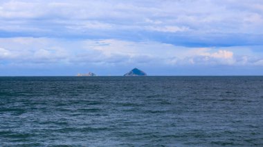 Khanh Hoa 'nın Nha Trang Körfezi' ndeki Yen Adası ve Gübre Adası manzarası