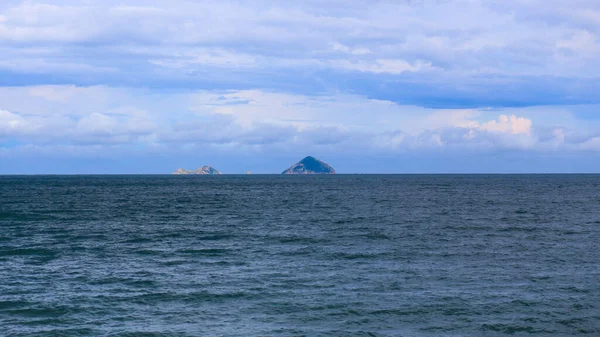 Khanh Hoa 'nın Nha Trang Körfezi' ndeki Yen Adası ve Gübre Adası manzarası