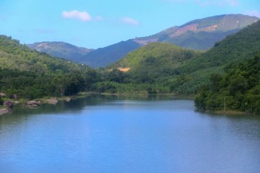 Kenh Ha Gölü manzarası ve Nha Trang Şehri 'ndeki dağlar, Khanh Hoa