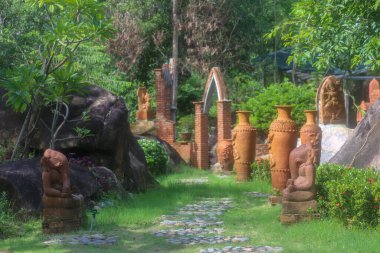 Champa bahçesinde çömlek kavanozu süslemesi.