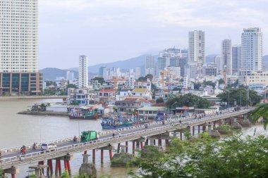 Khanh Hoa 'daki Nha Trang Körfezi' ndeki Bong köprüsünün havadan görüntüsü.