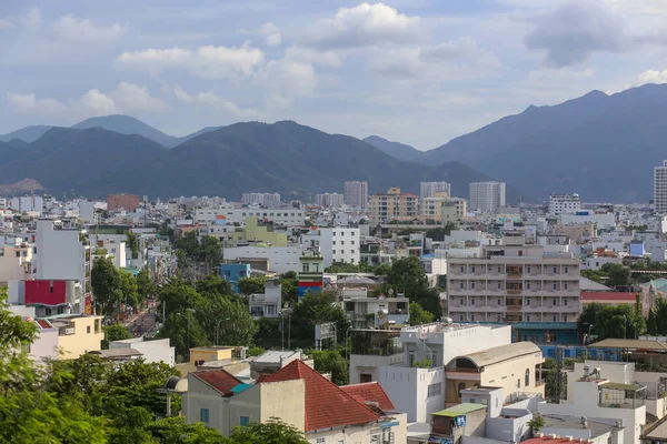 Nha Trang Körfezi, Khanh Hoa Eyaleti 'ndeki dağların arka planındaki evlerin havadan görüntüsü.