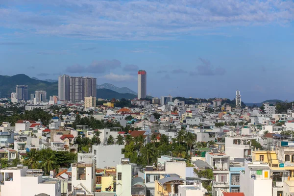 Nha Trang Körfezi, Khanh Hoa Eyaleti 'ndeki dağların arka planındaki evlerin havadan görüntüsü.