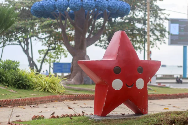 Uma Estátua Estrela Com Lindo Rosto Sorridente Decora Parque — Fotografia de Stock