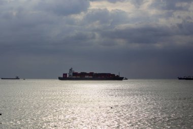 Vung Tau şehrinde güneş ışığı altındaki kargo gemisinin görüntüsü.