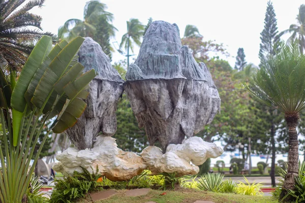Vung Tau City, Vietnam 'da bir plajın yakınındaki parkta sarkıt ve bulut şeklinde bir heykel süslenir.