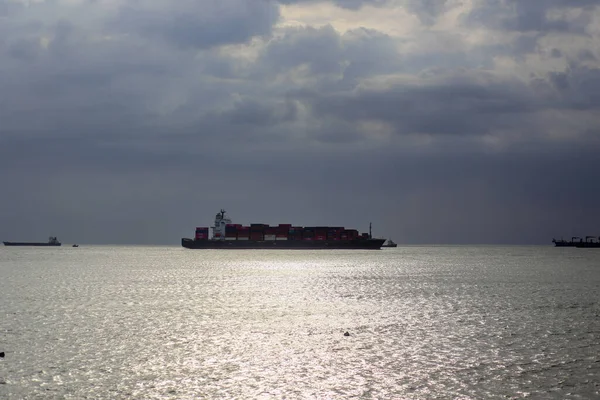 Vung Tau şehrinde güneş ışığı altındaki kargo gemisinin görüntüsü.