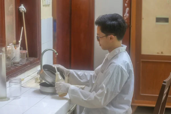 Vietnamese Man Scientist Make Sediment Experiment Sieve Shakers Laboratory — стоковое фото