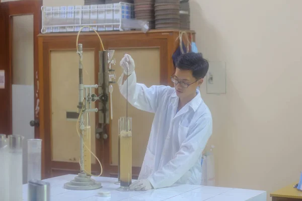 Vietnamese Man Scientist Make Sediment Experiment Old Equipment Measuring Cylinder — стоковое фото