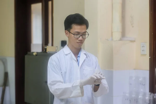 Vietnamese Man Scientist Wearing Medical Gloves Make Experiment Laboratory — стоковое фото