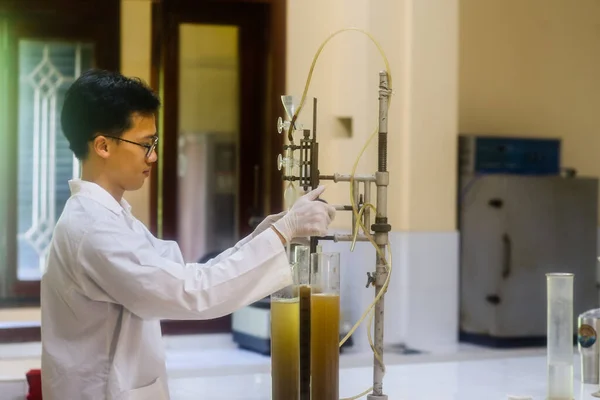 Vietnamese Man Scientist Make Sediment Experiment Old Equipment Measuring Cylinder — стоковое фото