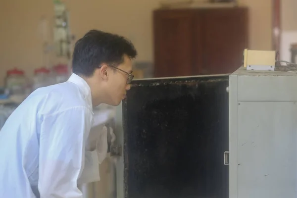 Vietnamese Man Scientist Checking Drying Heating Oven Laboratory — стоковое фото