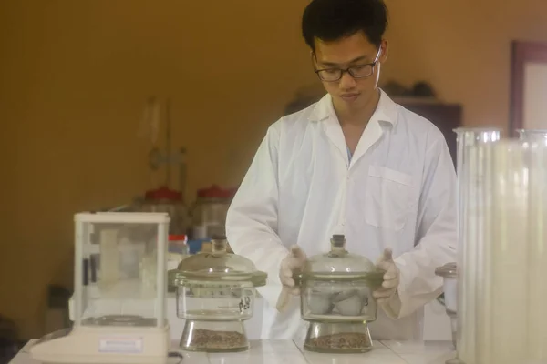 Vietnamese Man Scientist Checking Desiccator Laboratory — стоковое фото