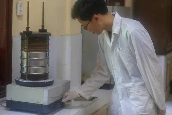 Vietnamese Man Scientist Make Sediment Experiment Sieve Shaker Machine Laboratory — стоковое фото