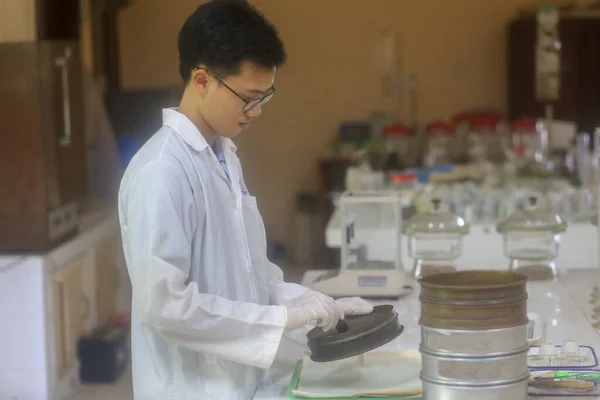 Vietnamese Man Scientist Make Sediment Experiment Sieve Shakers Laboratory — стоковое фото