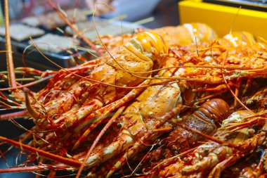 Peynirli ve tereyağlı ıstakoz karidesi.