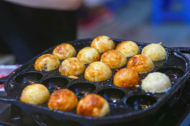 Takoyaki Ho Thi Ky sokak yemeklerinde hazırlanıyor, ho chi minh şehir
