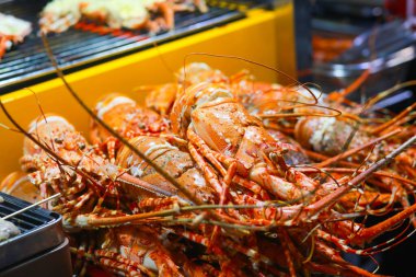 Peynirli ve tereyağlı ıstakoz karidesi.