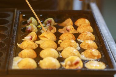 Takoyaki Ho Thi Ky sokak yemeklerinde hazırlanıyor, ho chi minh şehir