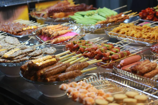 Domuz eti, bamya, biftek, sokak yemeklerinde dolma biber, ho chi minh city gibi ızgara yemekler.