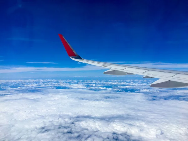 Luftaufnahme Von Blauem Himmel Und Wolkenraum Durch Ein Flugzeug — Stockfoto