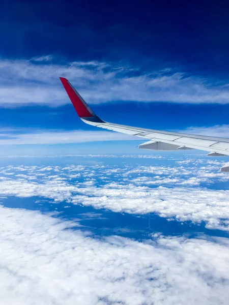 Luftaufnahme Von Blauem Himmel Und Wolkenraum Durch Ein Flugzeug — Stockfoto