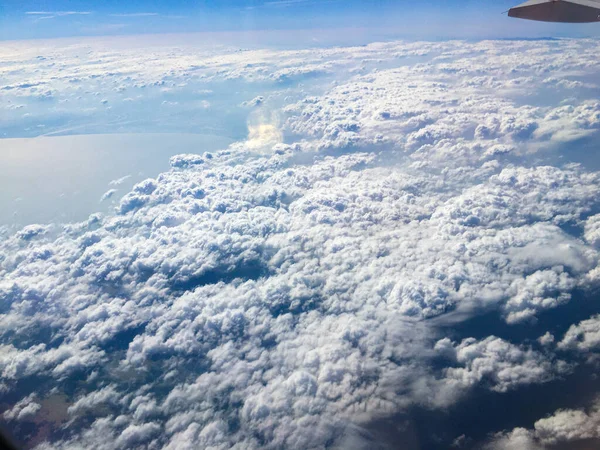 Vista Aérea Céu Azul Espaço Nuvem Através Avião — Fotografia de Stock