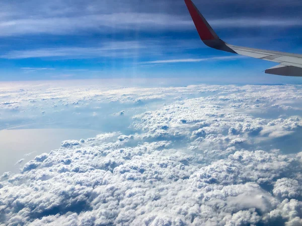 Luftaufnahme Von Blauem Himmel Und Wolkenraum Durch Ein Flugzeug — Stockfoto