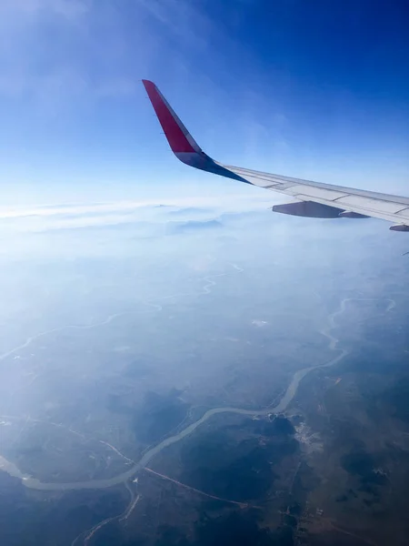 Luftaufnahme Von Fluss Und Berg Durch Ein Flugzeug — Stockfoto