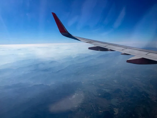 Vista Aérea Montanha Através Uma Janela Avião Vietnã — Fotografia de Stock