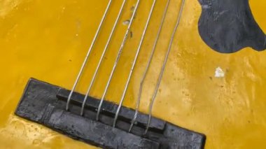 Le Thi Rieng Park, Ho Chi Minh City 'deki büyük gitar modelinin yakın çekimi.