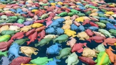 Eğlence parkındaki gölde yüzen plastik balıklar Ho Chi Minh City, Vietnam