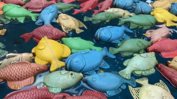 Пластична Риба Плаває Озері Парку Розваг Мін Єтнам — стокове відео