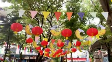 Beyaz Tavşan Lunaparkı 'nda fener ve ay dekorasyonu sahnesi. Le Thi Rieng Parkı.