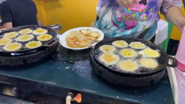ベトナム人女性調理餅とともにウズラの卵でホー ストリート フード — ストック動画