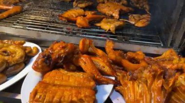 Ho Thi Ky sokak yemekleri, Ho Chi Minh Şehri 'nde Vietnam usulü ızgara tavuk ve diğer şeyler.