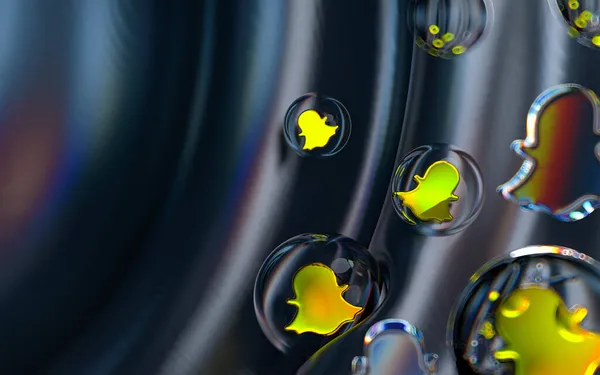Иконка Snapchat Внутри Пузыря Стеклянные Геометрические Формы Красочном Абстрактном Темном — стоковое фото