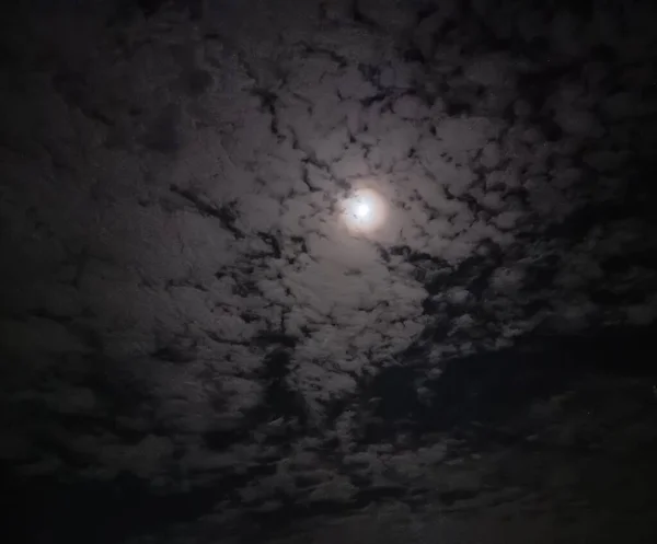 Удивительная Луна Фоне Чёрного Неба — стоковое фото