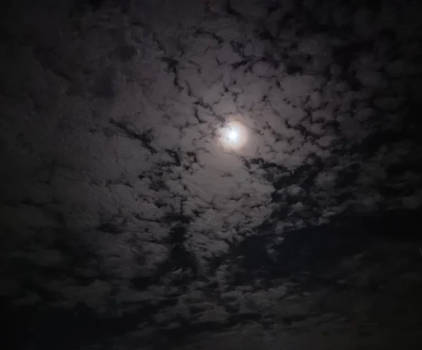 Vacker Liten Måne Mörka Svarta Molnen Natthimlen — Stockfoto