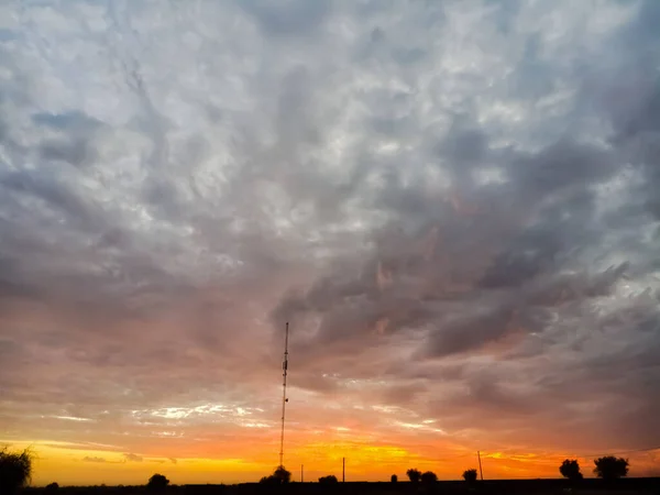 Klare Schöne Abendhimmel Mit Weißen Wolken — Stockfoto