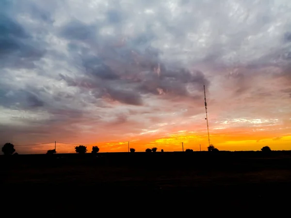Increíble Puesta Sol Con Nubes Cielo Naranja Claro —  Fotos de Stock