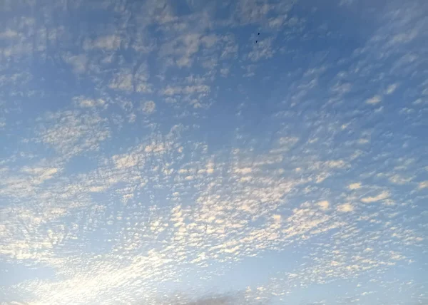 Bulutlar Geçmişi Olan Açık Mavi Gökyüzü — Stok fotoğraf