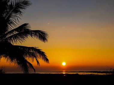 Sahilde Parlak Güzel Akşam Günbatımı