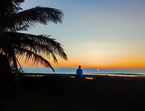 Triste Homem Deprimido Sentado Pedra Pôr Sol Noite — Fotografia de Stock
