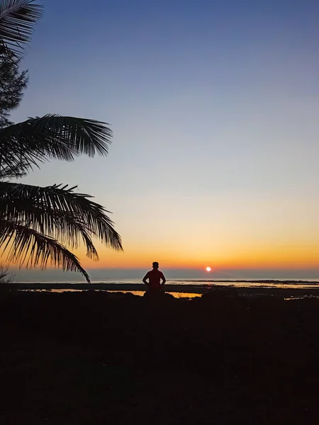 Incrível Pôr Sol Praia Sozinho Homem Sentado Pedra — Fotografia de Stock