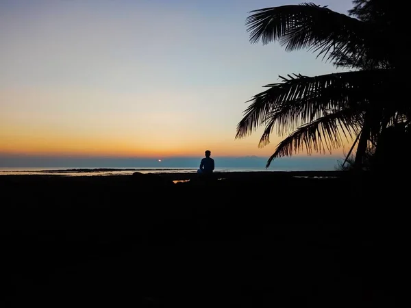 Sozinho Menino Solitário Sentado Praia — Fotografia de Stock