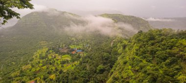Dağdaki Güzel Küçük Köy Manzarası