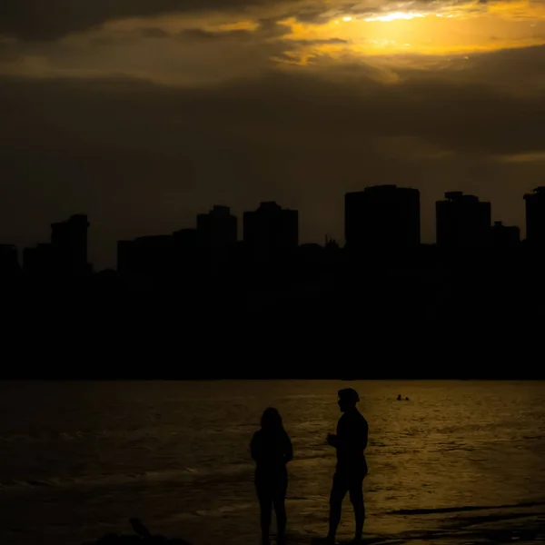 Ζευγάρι Περνούν Ελεύθερο Χρόνο Στην Παραλία Στο Ηλιοβασίλεμα — Φωτογραφία Αρχείου