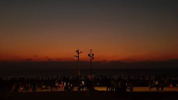 Muitas Pessoas Divertindo Praia Pôr Sol Noite — Fotografia de Stock